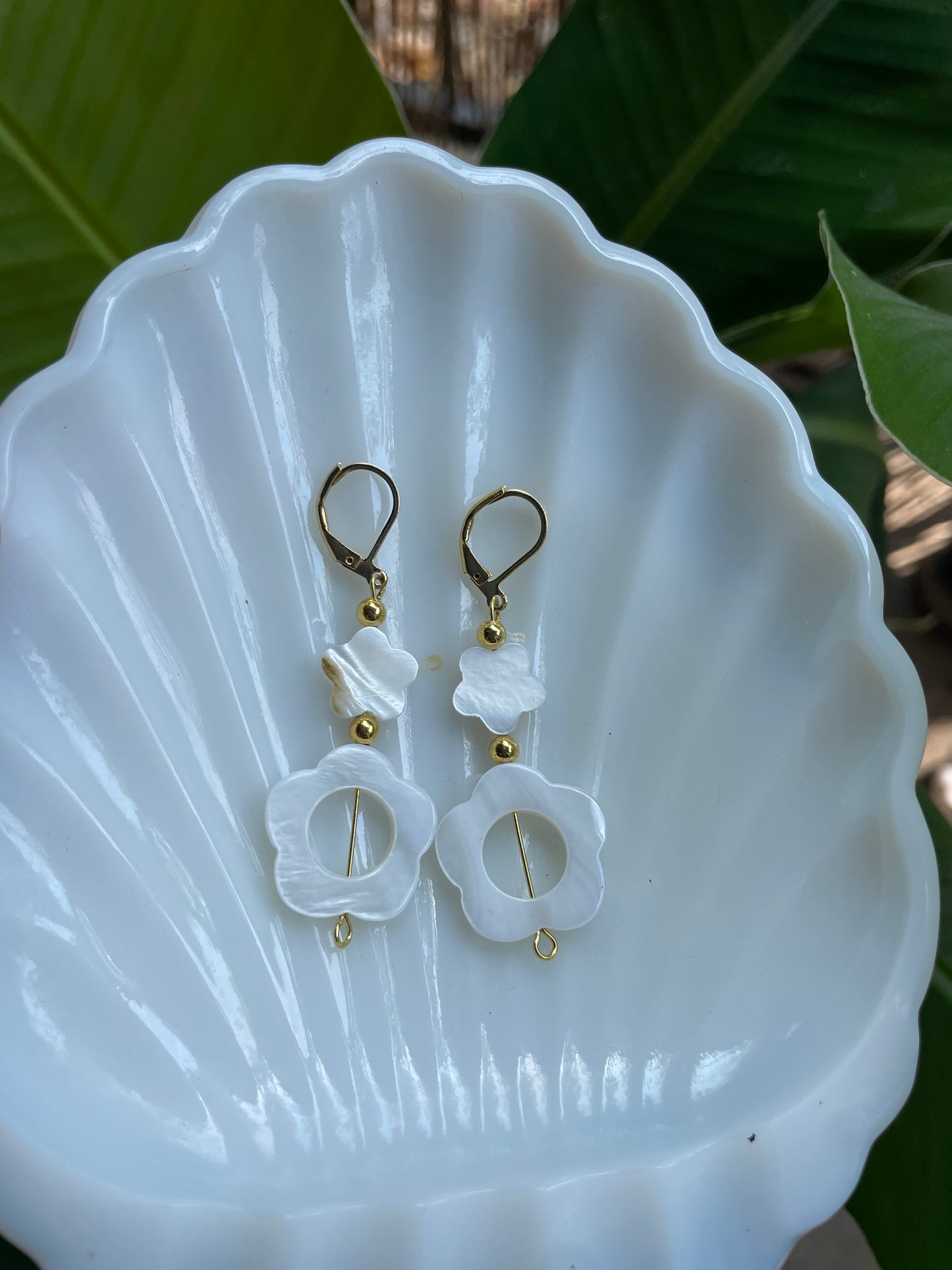 FLOWER SHELL - DROP EARRINGS